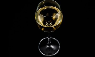 kieliszek wina z białym winem