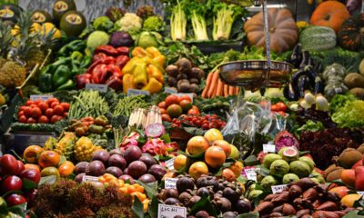 różne owoce oraz warzywa dostępne na bazarze